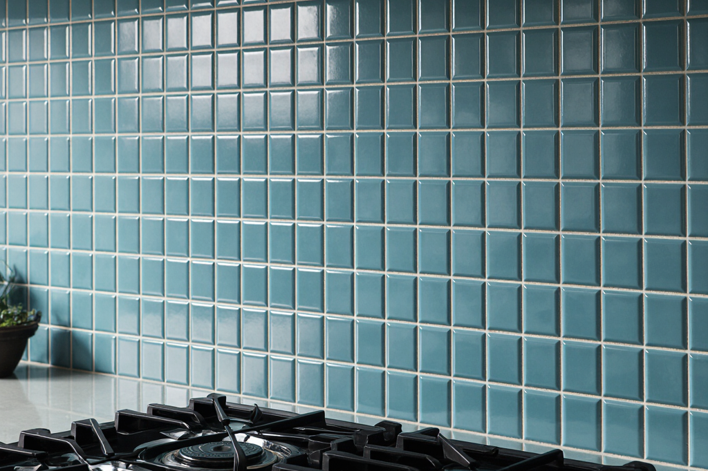 come ristrutturare casa: piastrelle della cucina ritinteggiate con smalto antracite